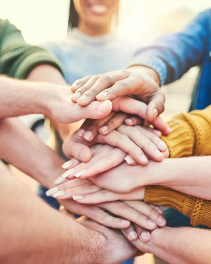 Viele H&auml;nde zusammen als Symbol f&uuml;r Gemeinschaft
